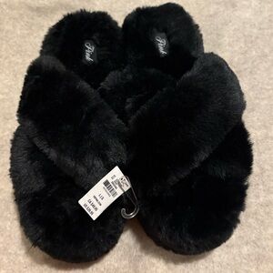 💗 PINK Victoria's Secret Black Fuzzy Slippers
